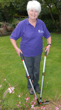 Long handled lawn shears