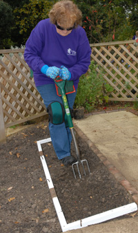 Digging using a right-angle guide