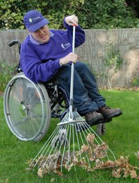 Using a lightweight leaf rake