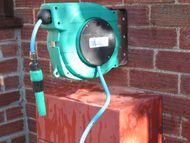 Auto-rewind hose reel